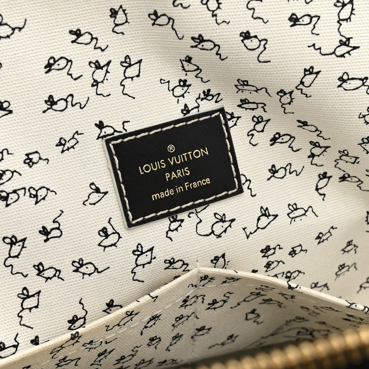 Calfskin Catogram Alma Souple MM Black