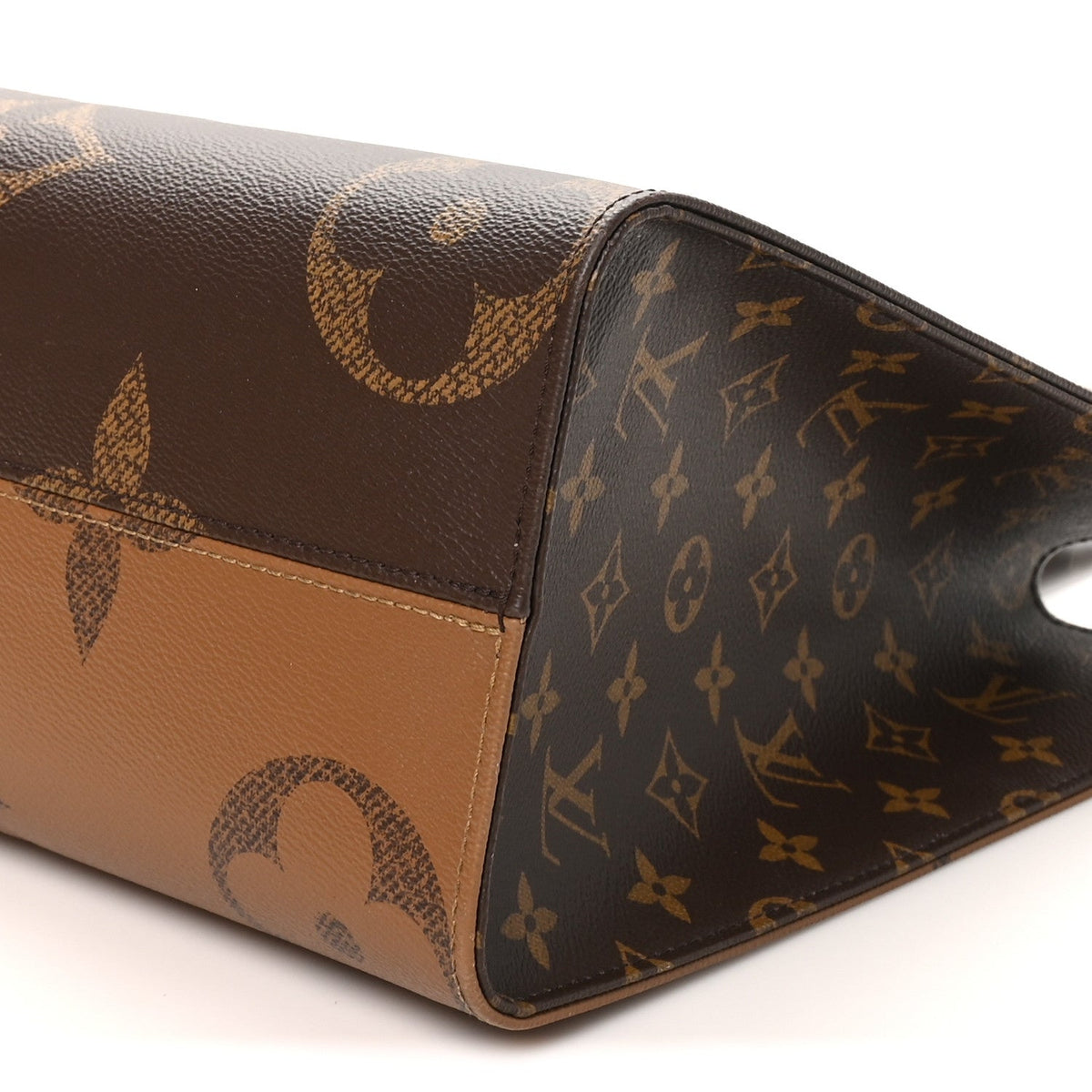 Reverse Monogram Giant Onthego MM