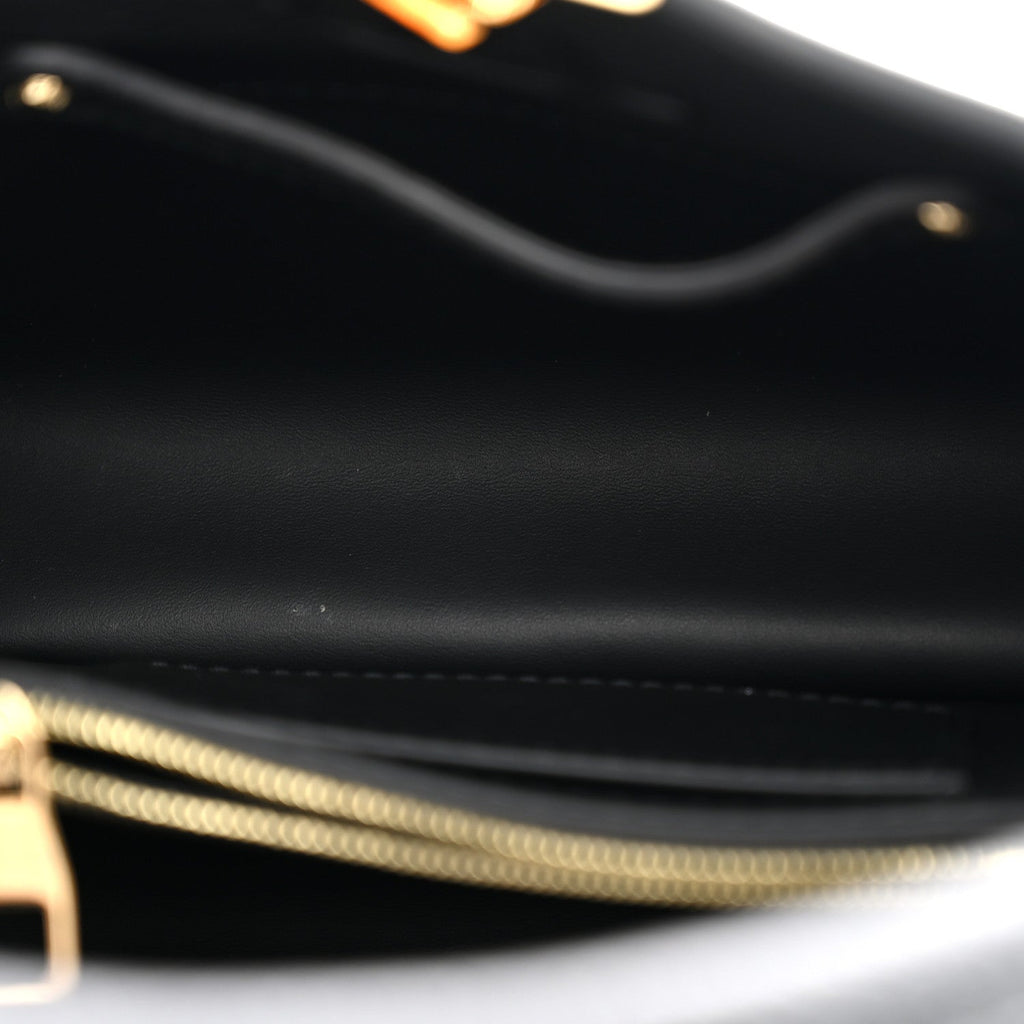 Taurillon Enamel Chain Capucines BB Black