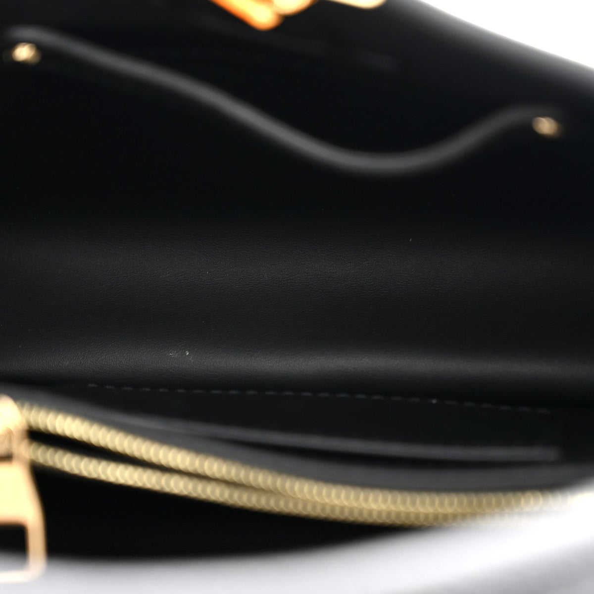 Taurillon Enamel Chain Capucines BB Black