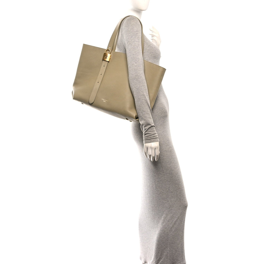 Grained Calfskin Low Key Cabas MM Clay