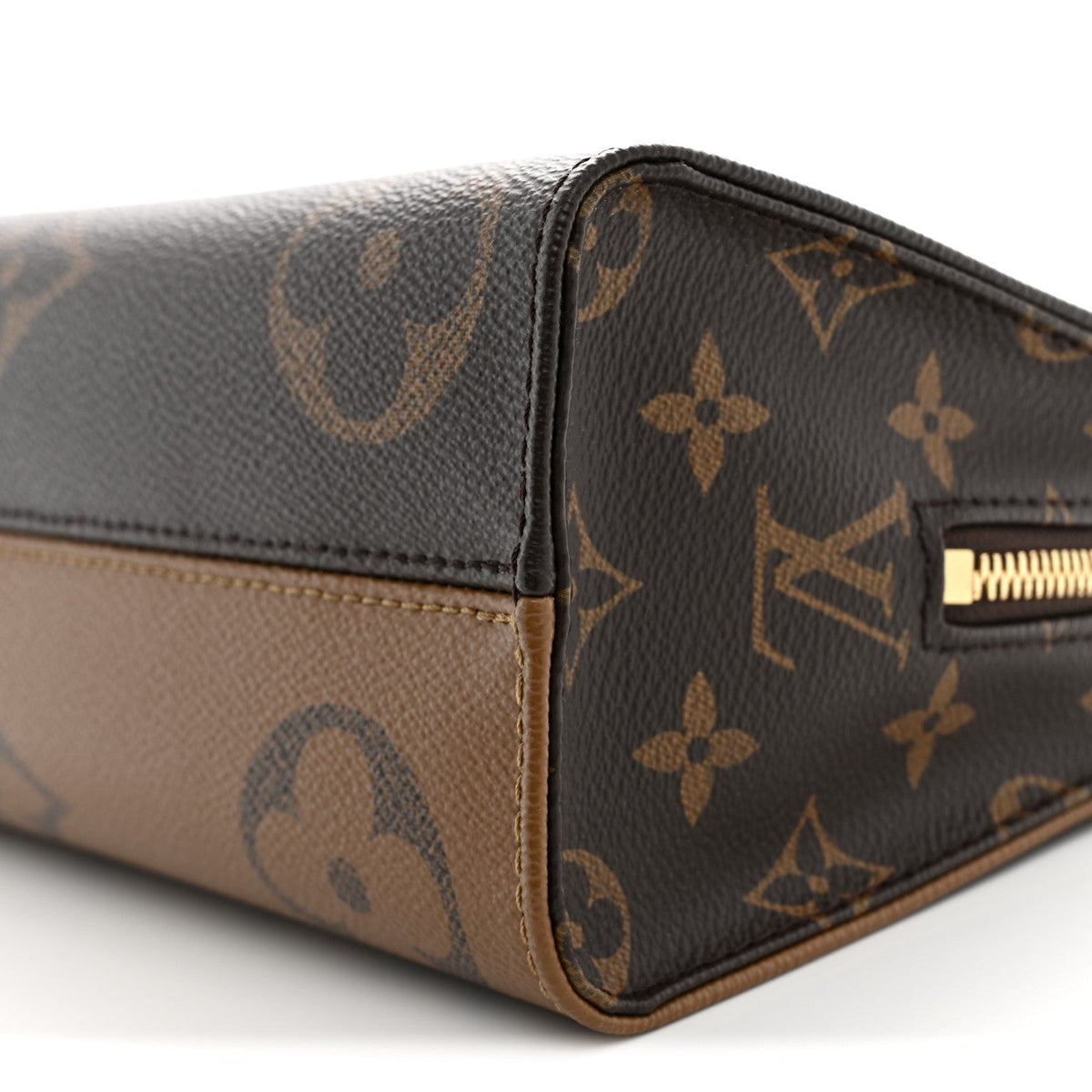 Reverse Monogram Giant OnTheGo East West Chain