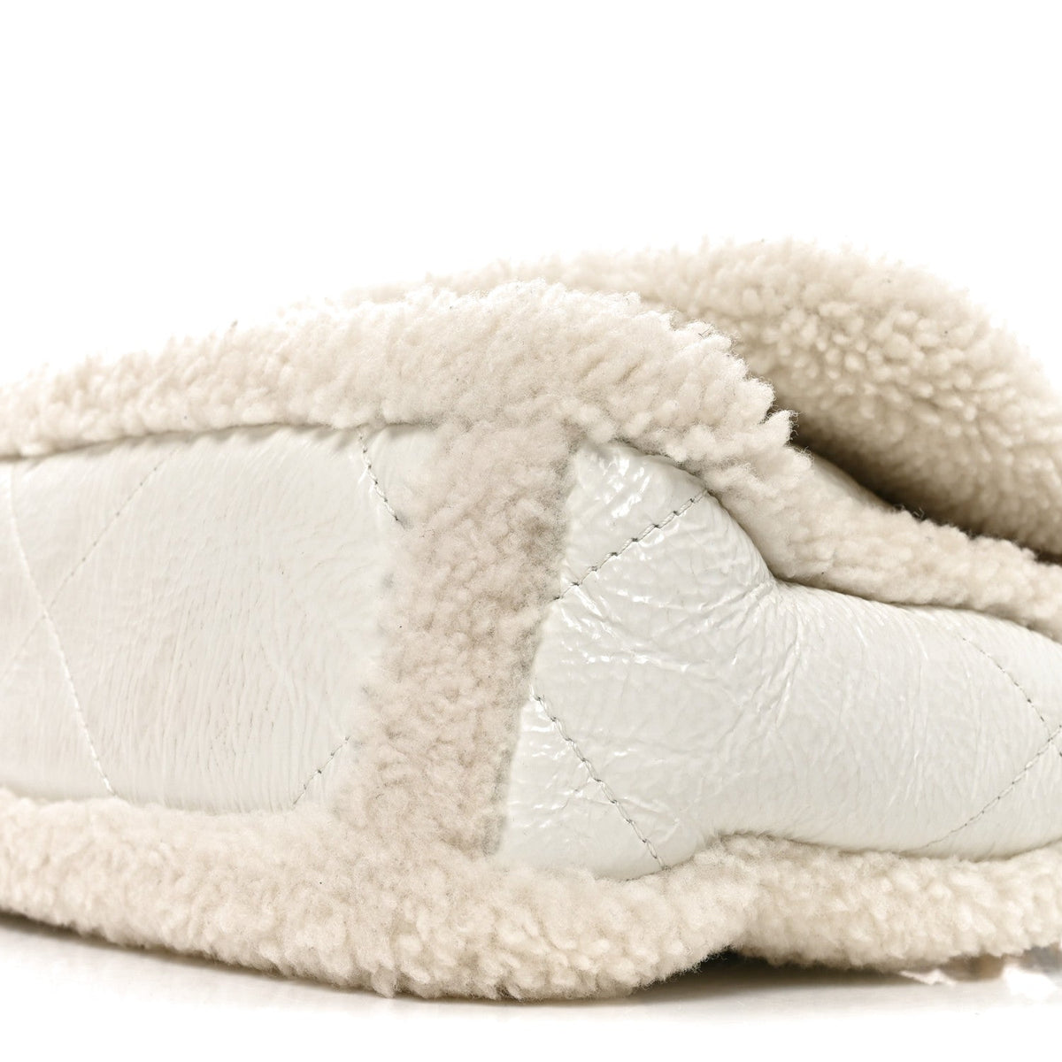 Crumpled Calfskin Shearling Sheepskin Medium Chanel 19 Flap White