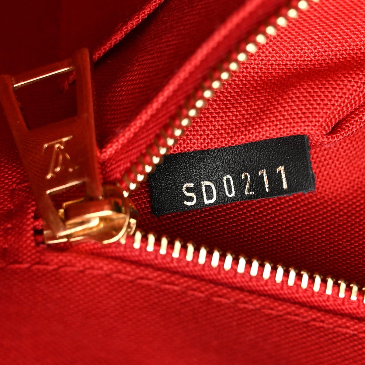 Reverse Monogram Giant Onthego MM